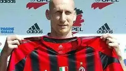 “澳国足赛前紧张情绪加剧，揭秘公开更衣室备战实景”